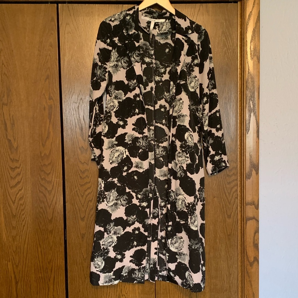 {Kensie} EUC! Black and Gray Floral Long Blazer